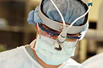 Lekarz podczas zabiegu wszczepienia implantu
